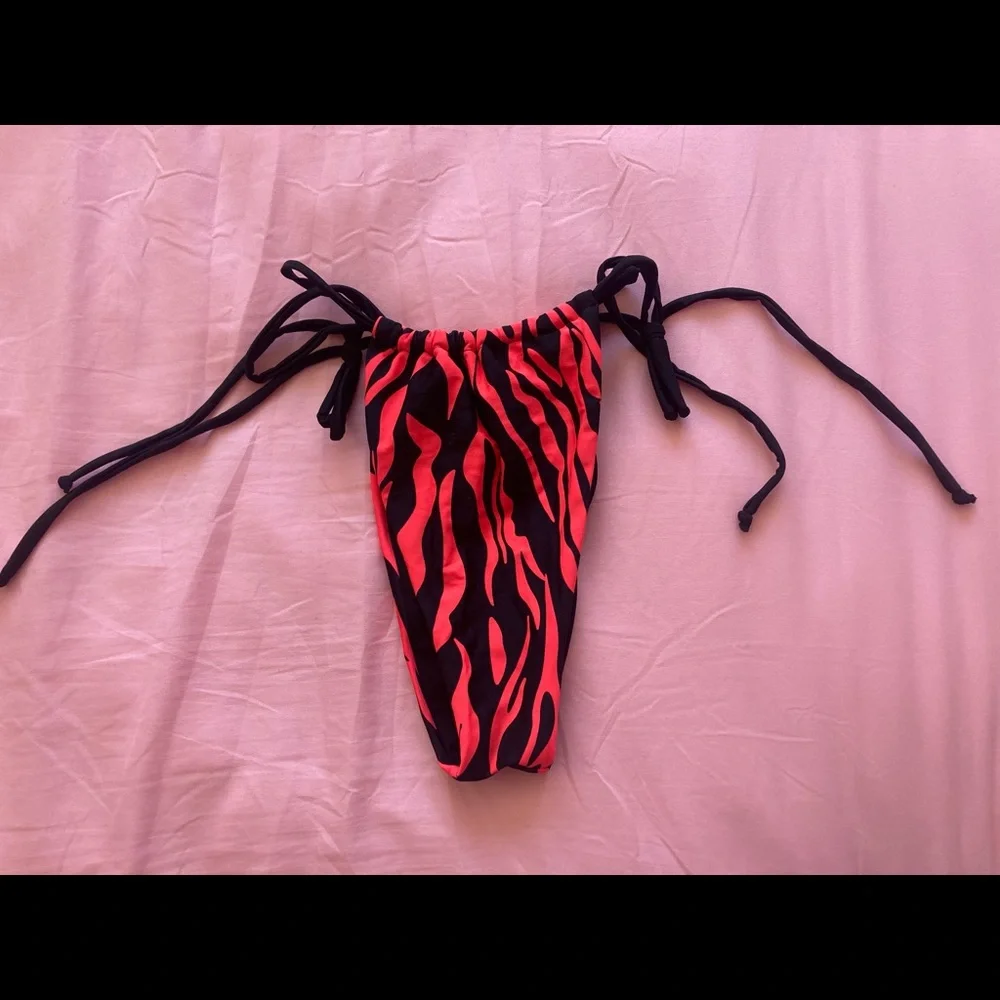 Bikini - Picture 3 of 6